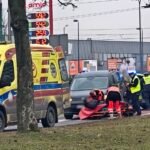 W Tychach rowerzysta uderzył w samochód. Trafił do szpitala