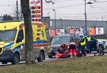 W Tychach rowerzysta uderzył w samochód. Trafił do szpitala