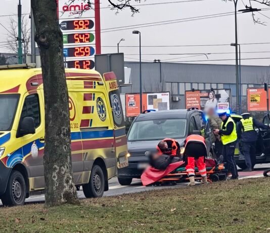 W Tychach rowerzysta uderzył w samochód. Trafił do szpitala