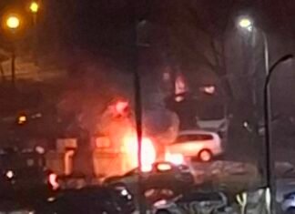 Seria podpaleń śmietników w Tychach. Poparzonego bezdomnego zabrano do szpitala