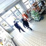 Tyska policja szuka dwóch młodych mężczyzn. Nagrały ich kamery