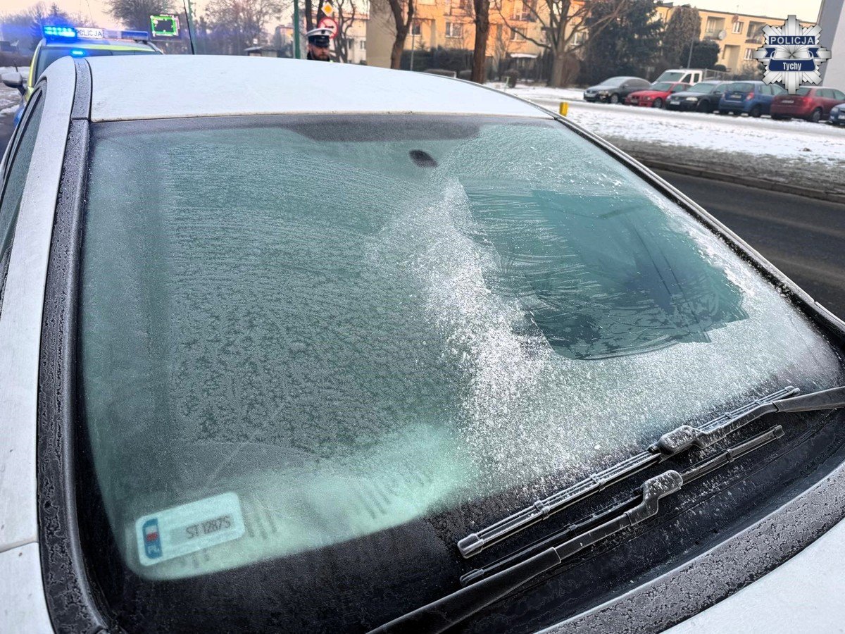 W Tychach dają mandaty za nieodśnieżone i oszronione pojazdy. Dwie kobiety ukarane