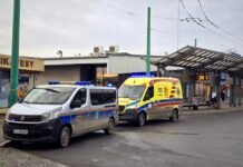 Zakrwawiony mężczyzna przy Dworcu PKP w Tychach. Wiadomo co się stało