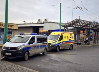 Zakrwawiony mężczyzna przy Dworcu PKP w Tychach. Wiadomo co się stało