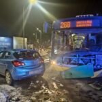 Autobus zderzył się z samochodem osobowym w Tychach. Dziecko trafiło do szpitala