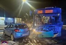 Autobus zderzył się z samochodem osobowym w Tychach. Dziecko trafiło do szpitala