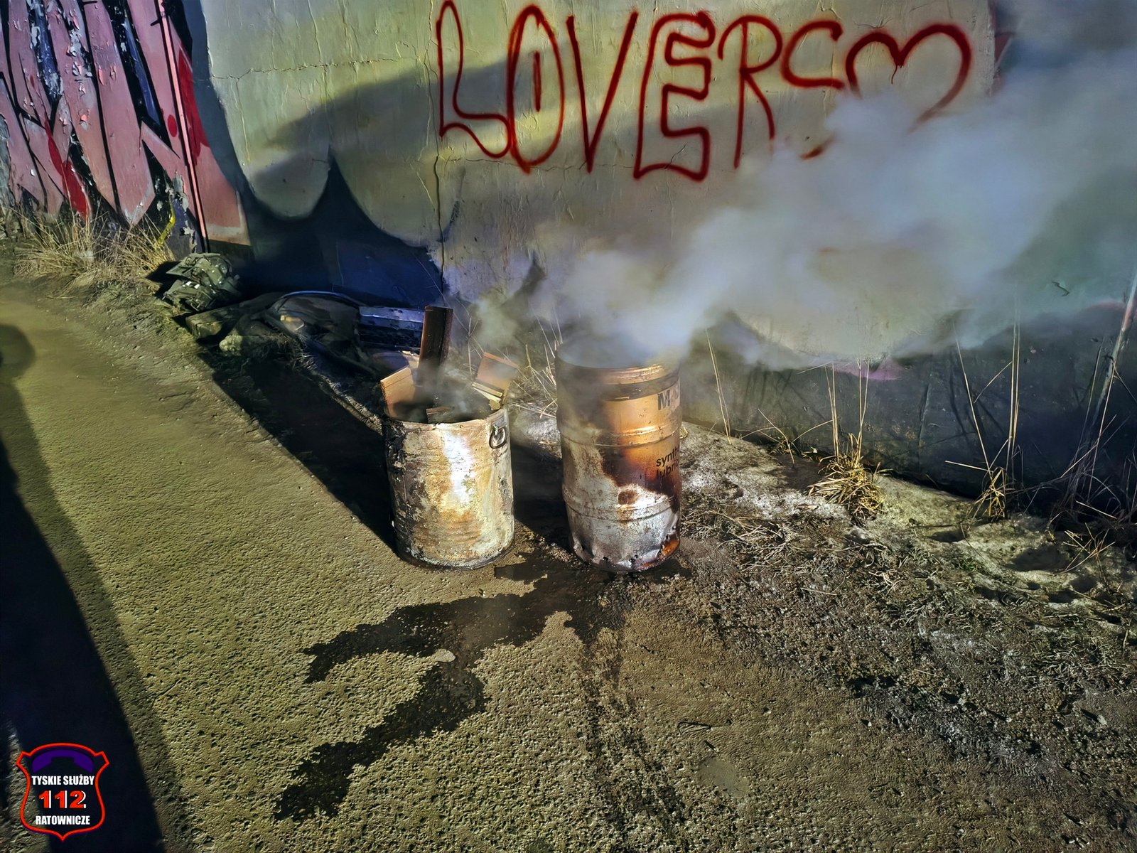 Tychy: W garażu palono drewno w metalowych beczkach. Interweniowali strażacy