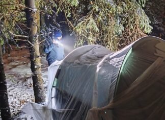 Bezdomni w lesie w Tychach rozbili koczowisko, mieszkają tam od lat. Dogląda ich Straż Miejska