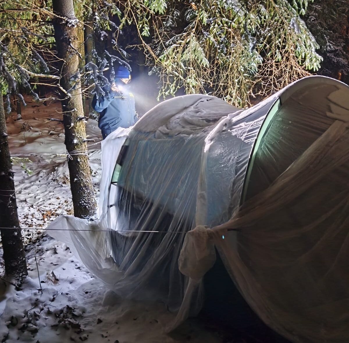 Bezdomni w lesie w Tychach rozbili koczowisko, mieszkają tam od lat. Dogląda ich Straż Miejska