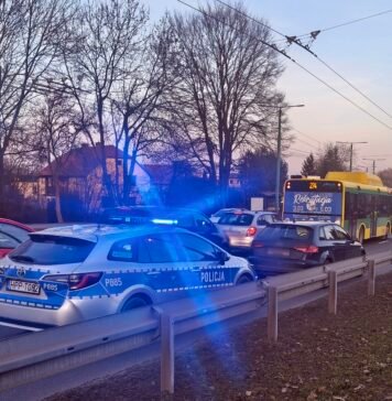 Mieszkańcy ruszyli na pomoc motocykliście. Al. Piłsudskiego była kompletnie zablokowana