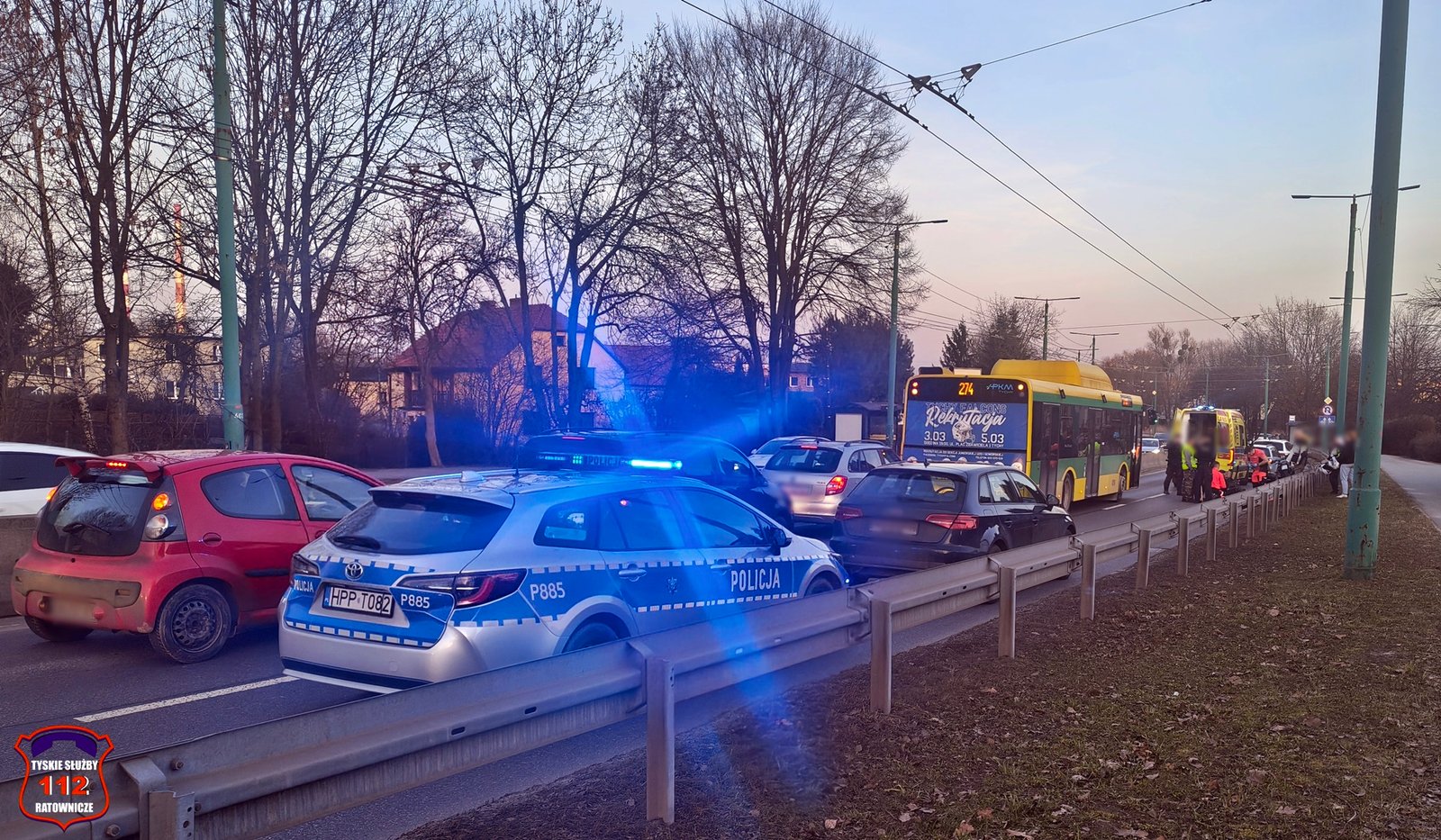 Mieszkańcy ruszyli na pomoc motocykliście. Al. Piłsudskiego była kompletnie zablokowana