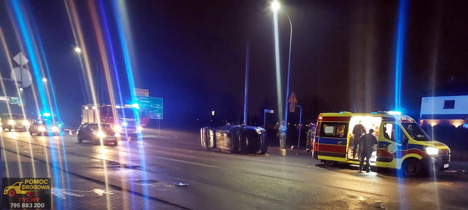 Tychy: Samochód przewrócił się na bok, znak uderzył w inny pojazd