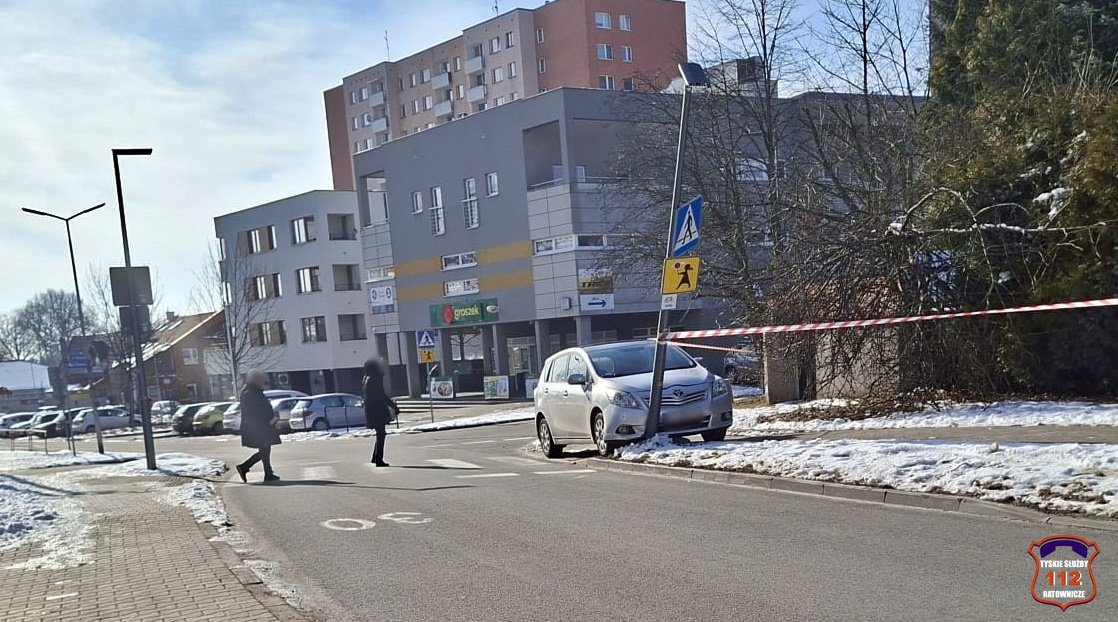 Kierująca seniorka uderzyła w latarnie w Tychach. Wyszła z samochodu i zasłabła
