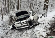 Tychy: Taksówka wylądowała w rowie i uderzyła w drzewo. Podróżowały nią trzy osoby