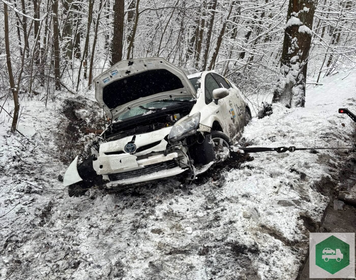 Tychy: Taksówka wylądowała w rowie i uderzyła w drzewo. Podróżowały nią trzy osoby