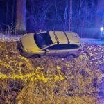 Tychy: Samochód wylądował prawie w rzece. Musieli go wyciągać