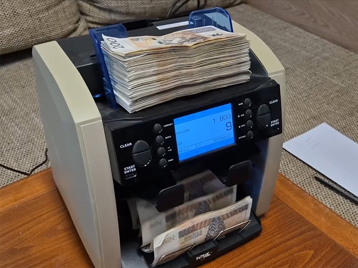 Grupa przestępcza wyłudzała pieniądze przez Facebooka. Została rozbita, działali także u nas