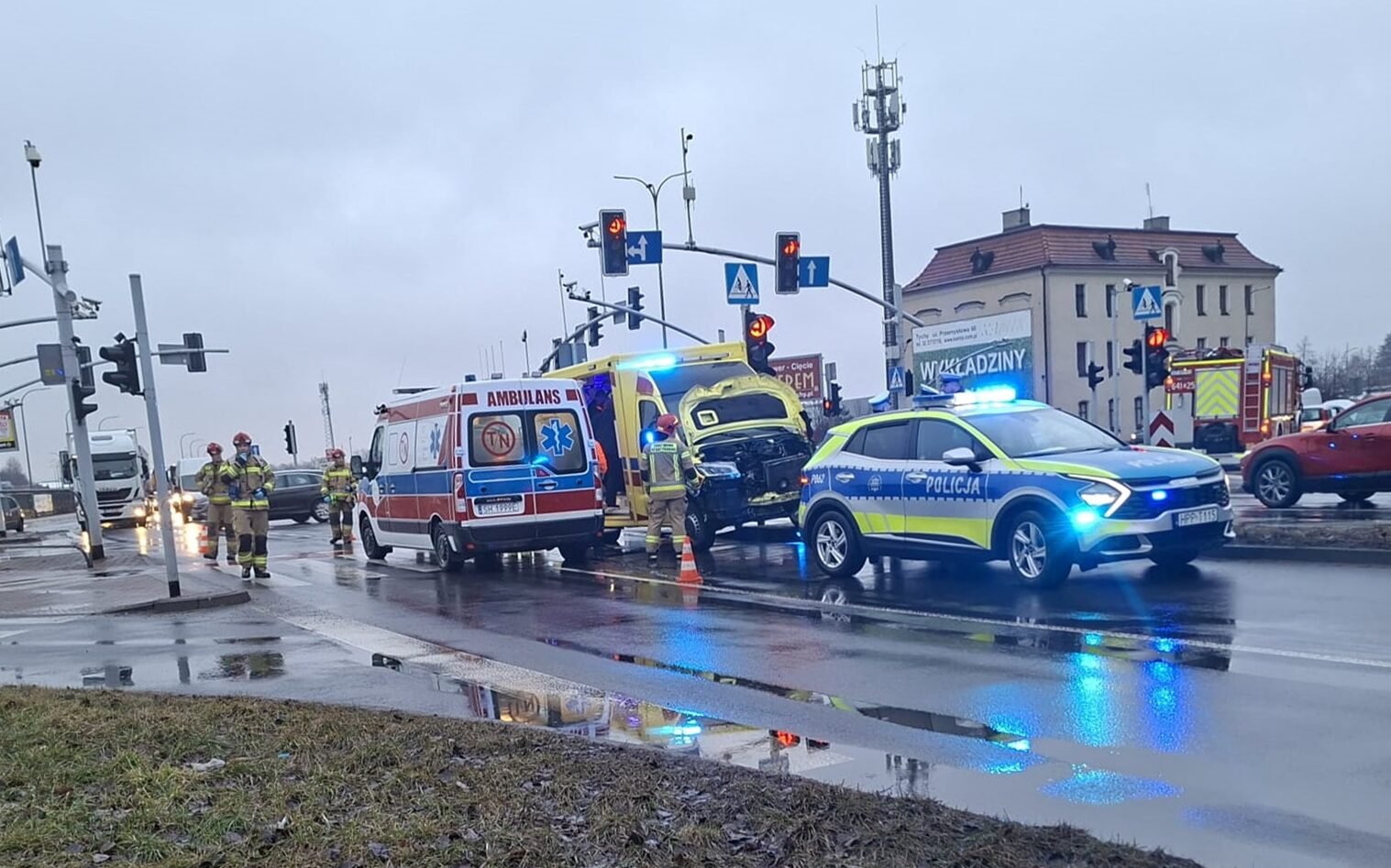 Tychy: Karetka na sygnale przewoziła noworodka. Zderzyła się z Fiatem