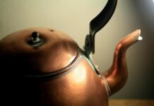 Tychy: „Czajnik gwizdał” w mieszkaniu, sąsiedzi wezwali strażaków. Policja też przyjechała