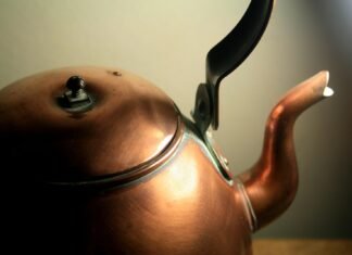 Tychy: „Czajnik gwizdał” w mieszkaniu, sąsiedzi wezwali strażaków. Policja też przyjechała