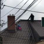 Tychy: Mężczyzna wezwał policję, następnie się zabarykadował i uciekł na dach. Byli negocjatorzy i kontrterroryści