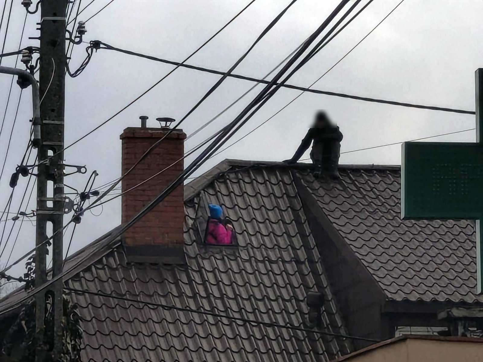 Tychy: Mężczyzna wezwał policję, następnie się zabarykadował i uciekł na dach. Byli negocjatorzy i kontrterroryści