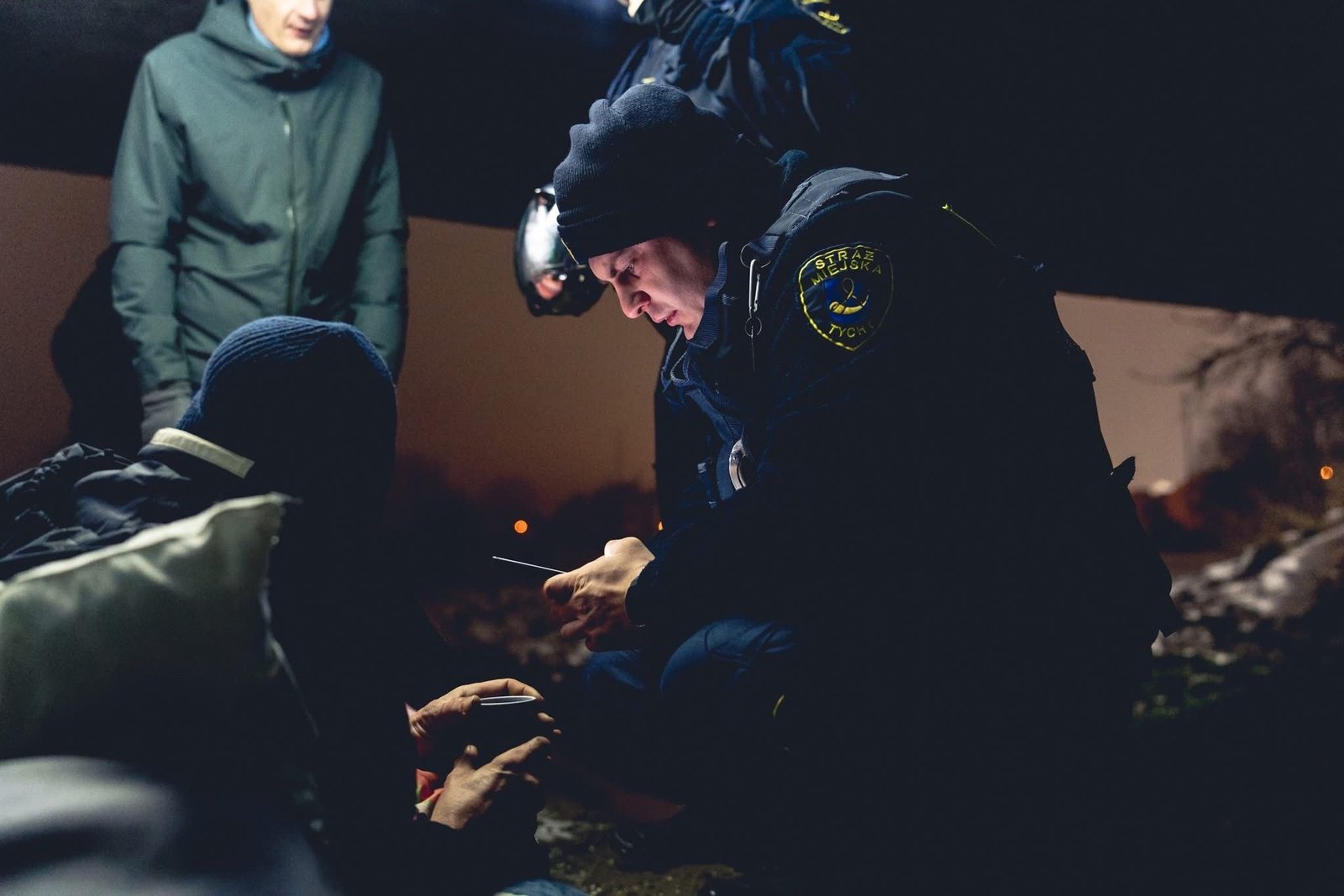 Siarczyste mrozy: apel służb o ostrożność i pomoc potrzebującym. Gdzie jej szukać w Tychach?