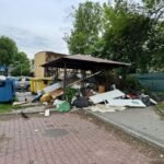 Śmietnikowy problem na osiedlu „E”, którego nie da się rozwiązać. Ludzie się boją, a radny chce edukować mieszkańców przez megafony