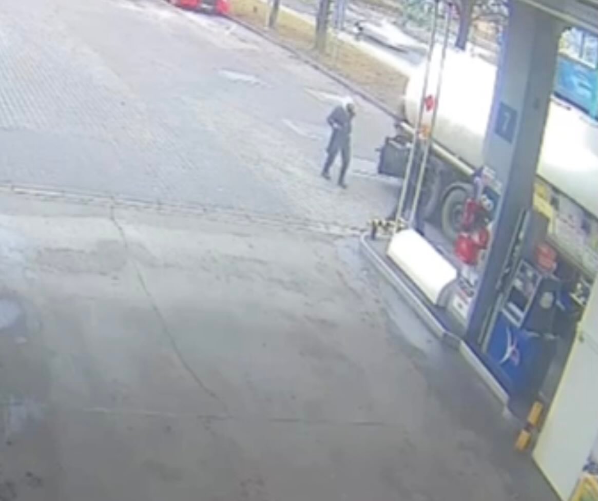 Policjanci w Tychach obezwładnili mężczyznę z atrapą broni. Chodził z nią po galerii handlowej [wideo]