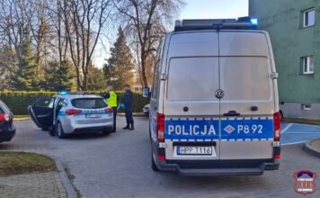 Mężczyzna w Tychach rzucał przedmiotami w samochody. Zaatakował też policjanta