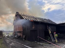 Wybuchła butla z gazem. Wiadomo więcej na temat pożaru stodoły. Odłamki wylądowały na pobliskich ogródkach