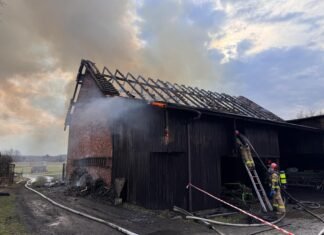 Wybuchła butla z gazem. Wiadomo więcej na temat pożaru stodoły. Odłamki wylądowały na pobliskich ogródkach