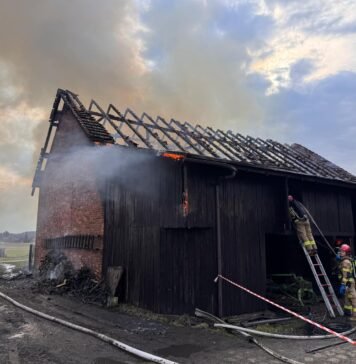 Wybuchła butla z gazem. Wiadomo więcej na temat pożaru stodoły. Odłamki wylądowały na pobliskich ogródkach