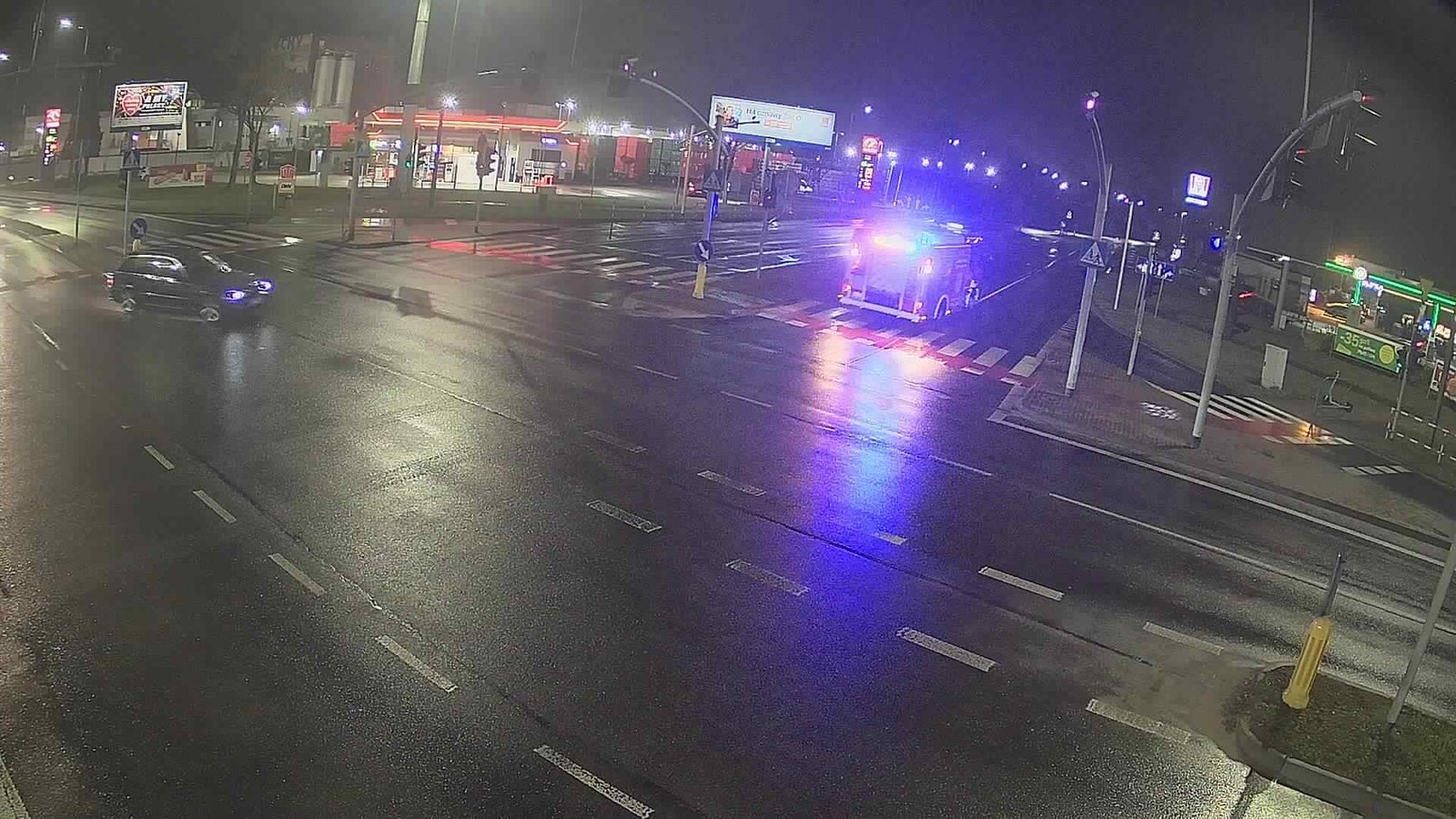 Kierowca uderzył w drzewo w Tychach. Wyprzedzał nieprawidłowo