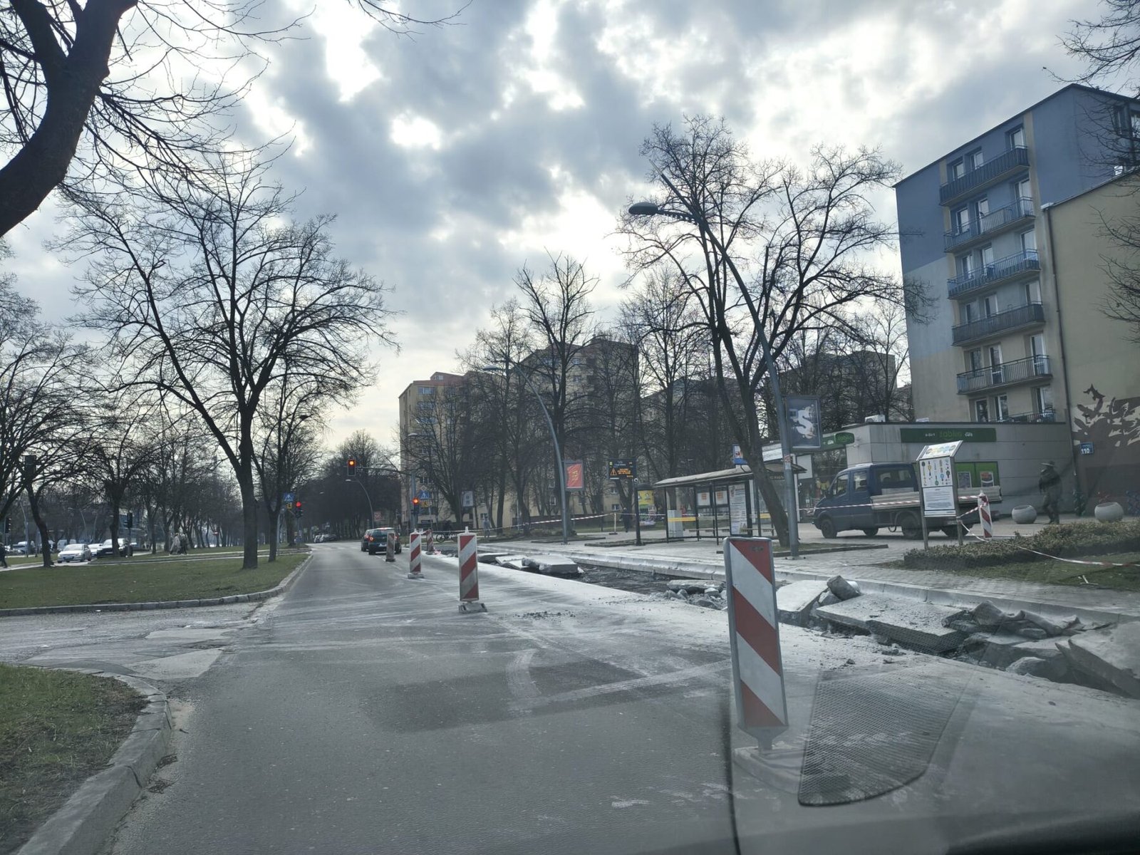 Robią na nowo zatokę autobusową przy al. Niepodległości. Wiadomo, kiedy ma być gotowa