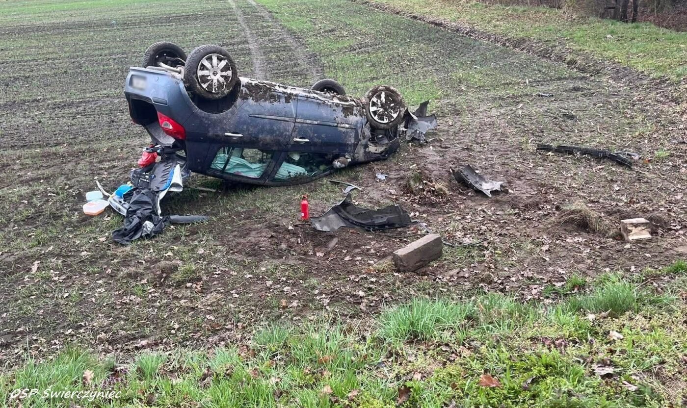Poważne dachowanie samochodu skończyło się na polu