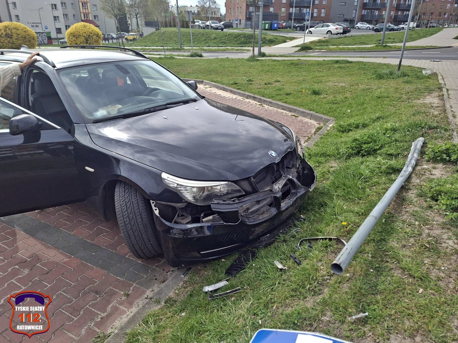 Opel uderzył w znak i zaparkowane auta na osiedlu w Tychach. Spore uszkodzenia