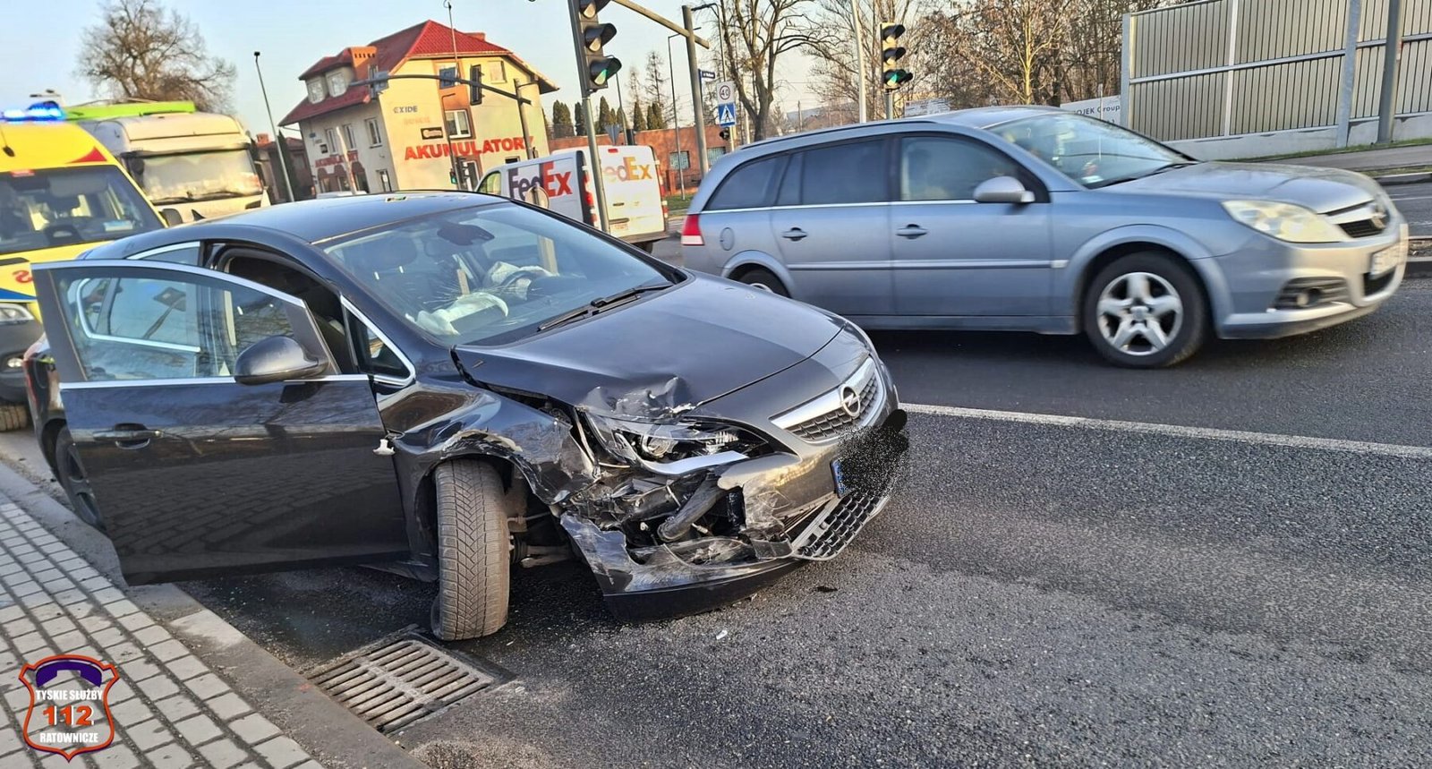 Taksówka wykonywała manewr zawracania. Efekt? Policja, straż pożarna i pogotowie na miejscu