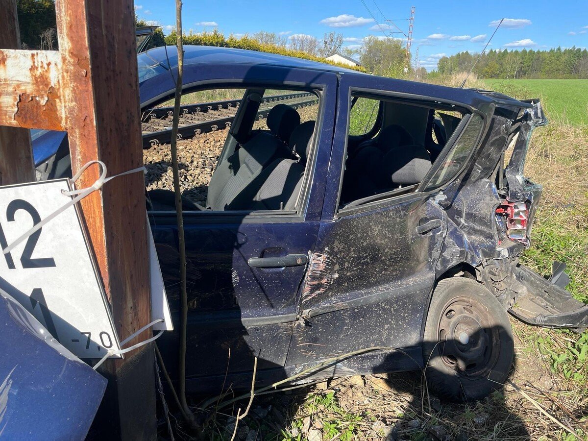 Wideo: Wyszarpał kobietę z samochodu. 27-latek zatrzymany w Tychach, pociąg startował samochód