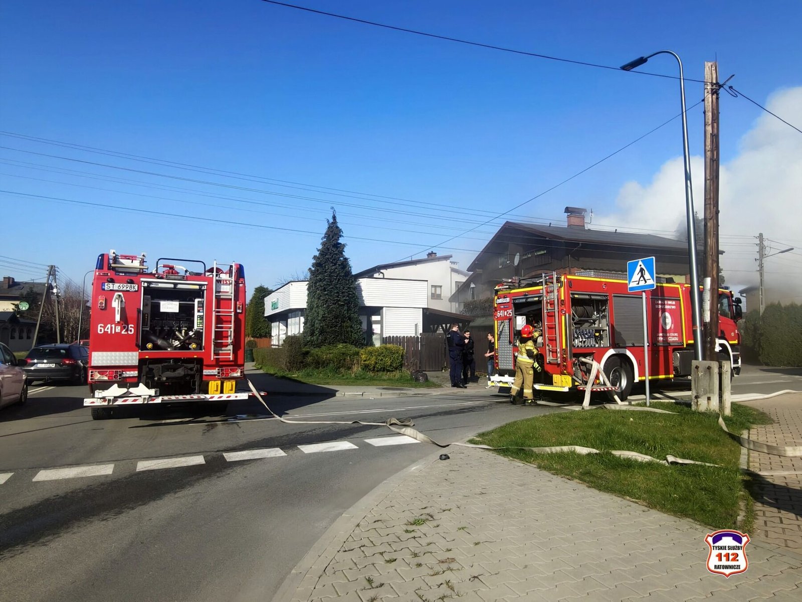 Pożar domu w Tychach. Z ogniem walczyło 21 strażaków