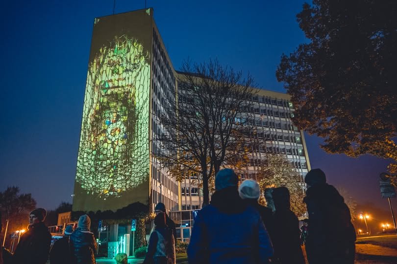 Dzisiaj rekonstrukcja przysięgi powstańców i mapping na elewacji Urzędu Miasta Tychy