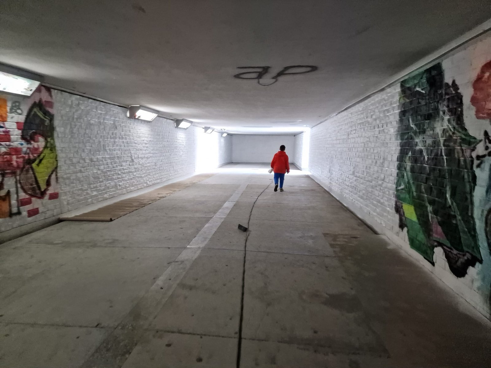 Trwa remont ciągle dewastowanego przejścia podziemnego w Tychach. Mieszkańcy pytają o koszty