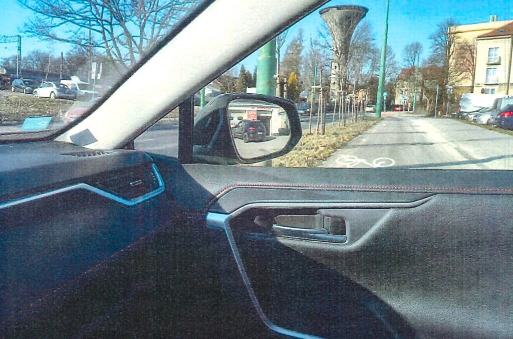 Tychy: Posadzili drzewa i utrudnili widoczność kierowcom. Niedaleko wycinali krzewy, żeby było lepiej widać rowerzystów