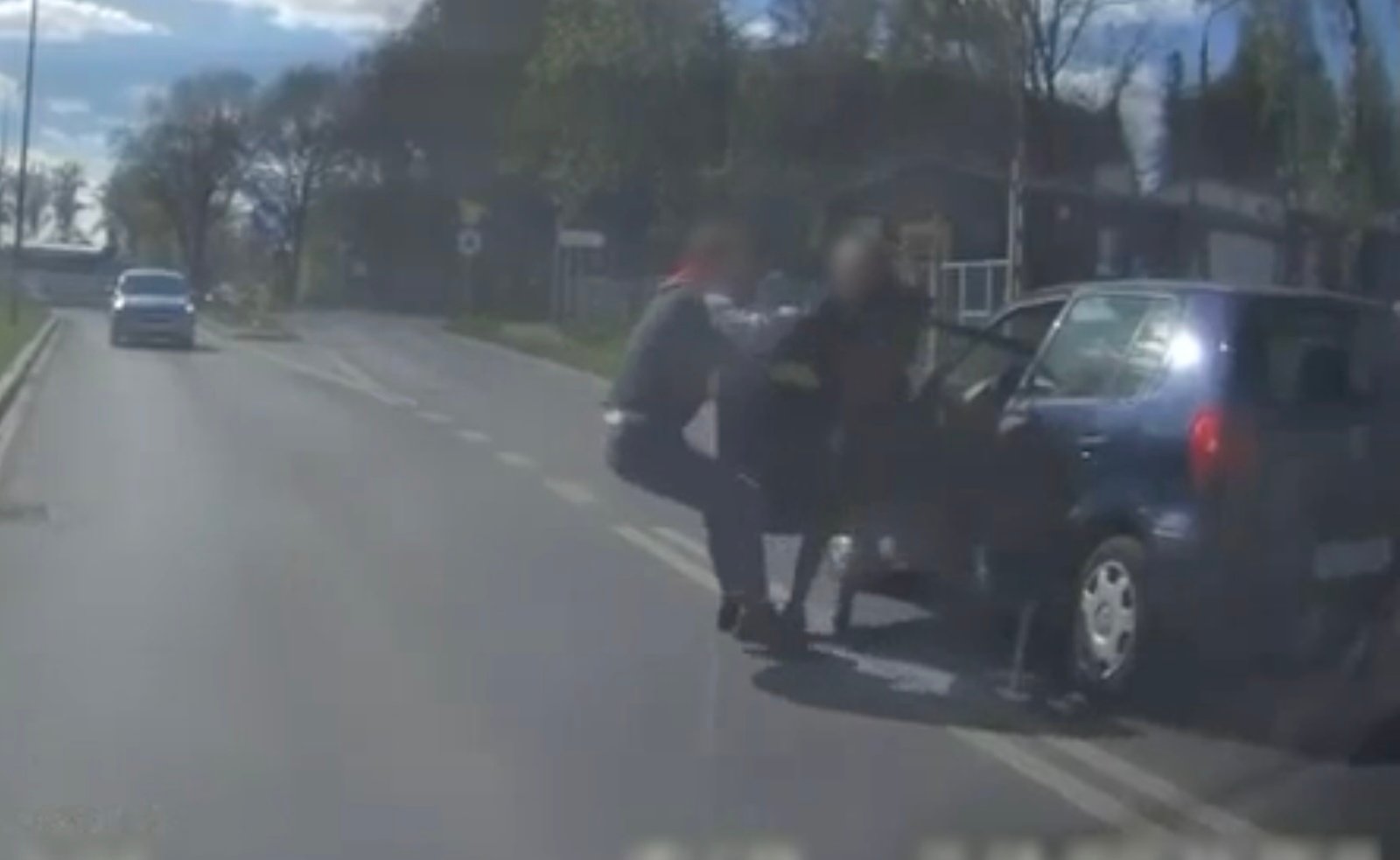 Wideo: Wyszarpał kobietę z samochodu. 27-latek zatrzymany w Tychach, pociąg startował samochód