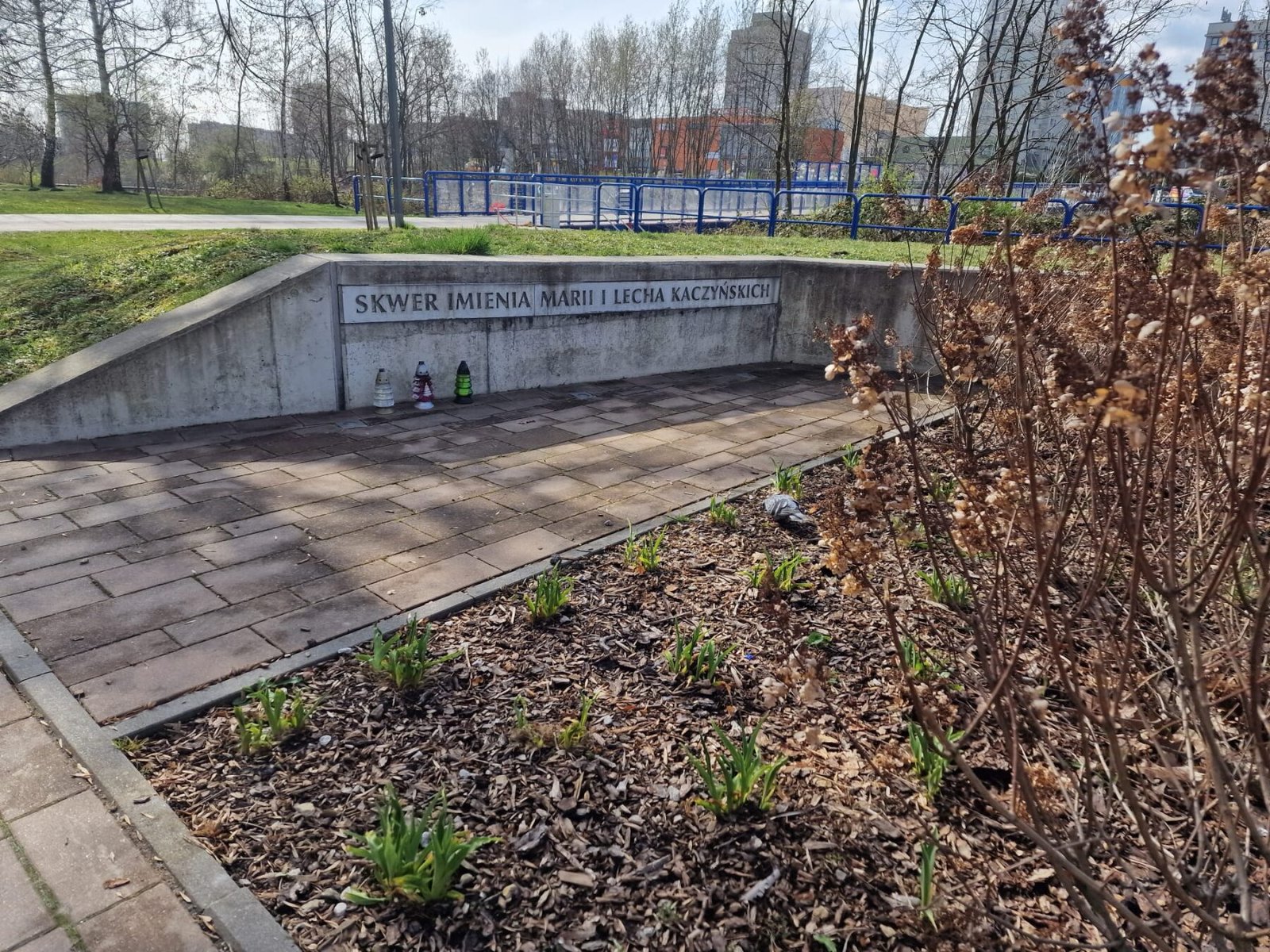 Radny chce, żeby miasto poprawiło estetykę i bezpieczeństwo przy skwerze im. Marii i Lecha Kaczyńskich. Zbliża się 10 kwietnia