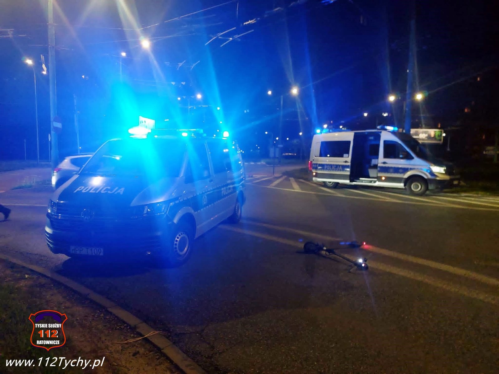 Zderzenie hulajnogi elektrycznej z samochodem przy rondzie w Tychach