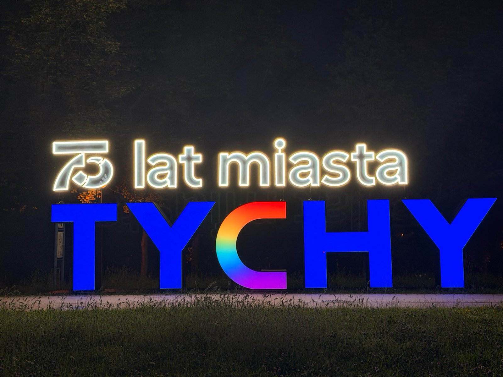 Awantura o tęczową literę w Tychach. Konfederacja oburza się na ideologię LGBT+, miasto nie wie, o co im chodzi