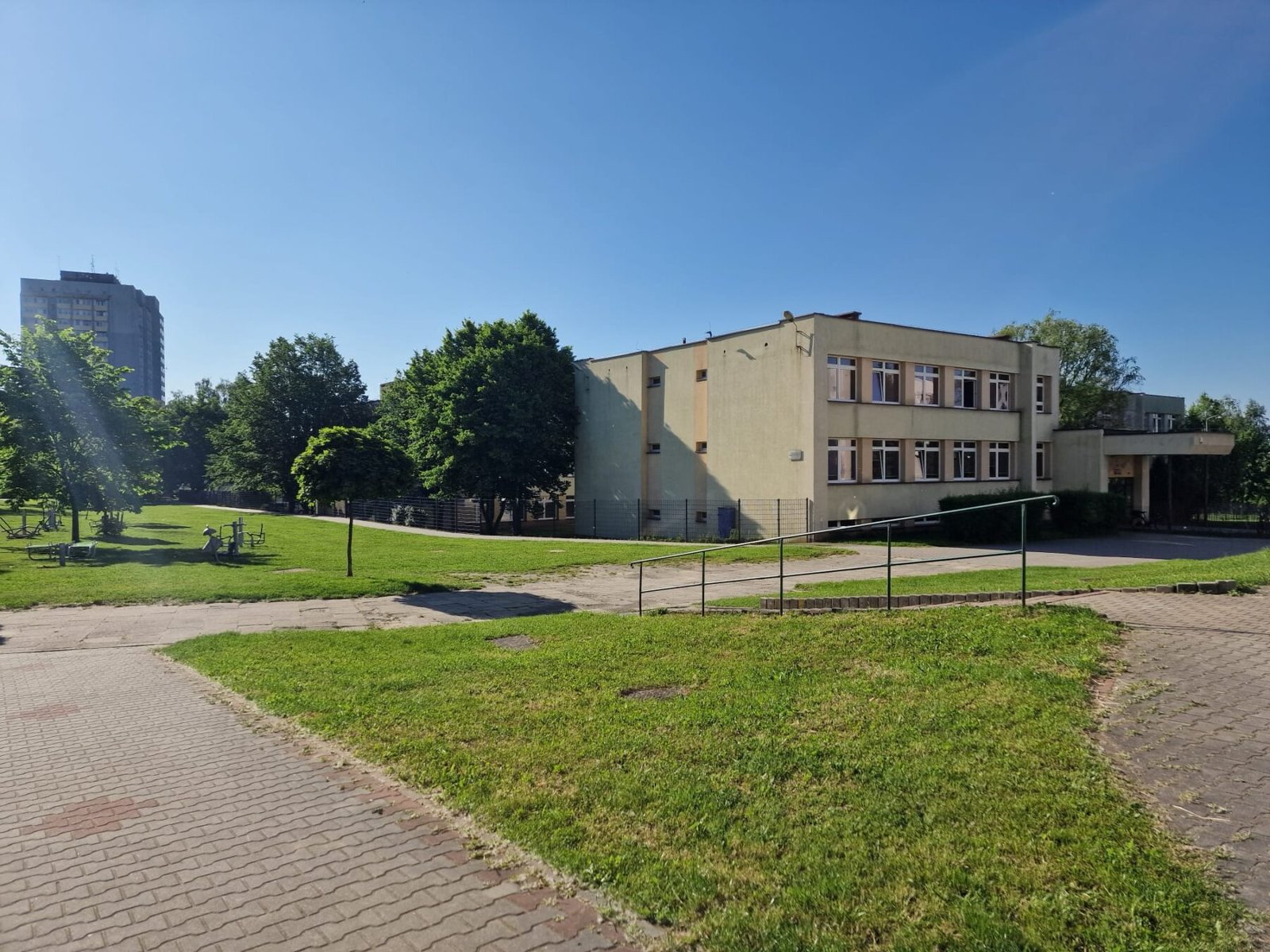 Mężczyzna zaczepia dzieci przed szkołami w Tychach. Daje cukierki, ma robić zdjęcia i rozdawać numery telefonu
