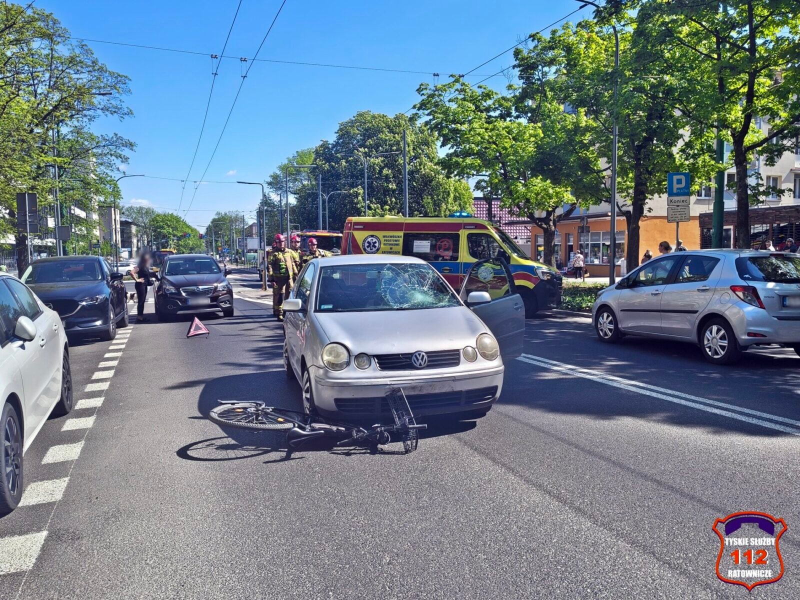 Rowerzysta wjechał pod koła samochodu na ulicy Grota-Roweckiego. Droga była zablokowana