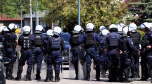 350 policjantów pilnowało porządku podczas meczu w Tychach. Do tego psy, patrole konne i dron